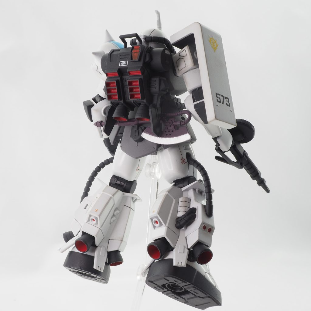 初出のMSVやゲーム等で目にする定番カラーではなく、MGver.1.0だけの独自カラーパターンで仕上げました。スパイクアーマーの青いラインは当時のキットにはないデザインですが、個人的に好きなので採用しました☺️