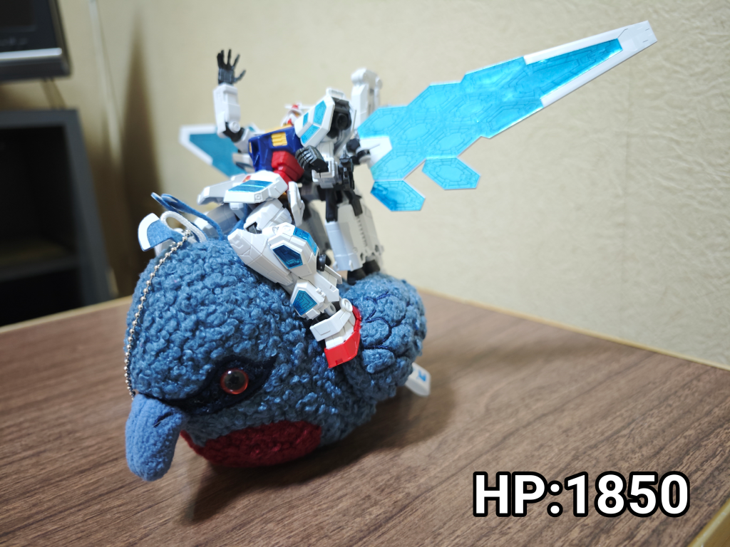 ラストはニフレルでゲットした「オウギバト」ぬいぐるみです。万博ガンダム君もご満悦そうですね。