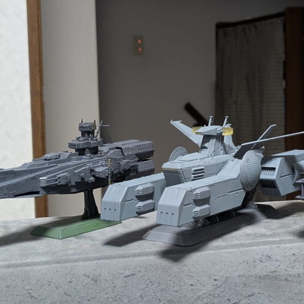 1/1700 ペガサス級強襲揚陸艦製作中!!細部塗装まで完了!塗装が乾いたらトップコートかけてから汚しへ。この塗装になったのでこの艦は正式に[ペガサス]とする!塗装のモデルはジャブローでホワイトベースの隣にいた謎の同型艦。（3枚目）