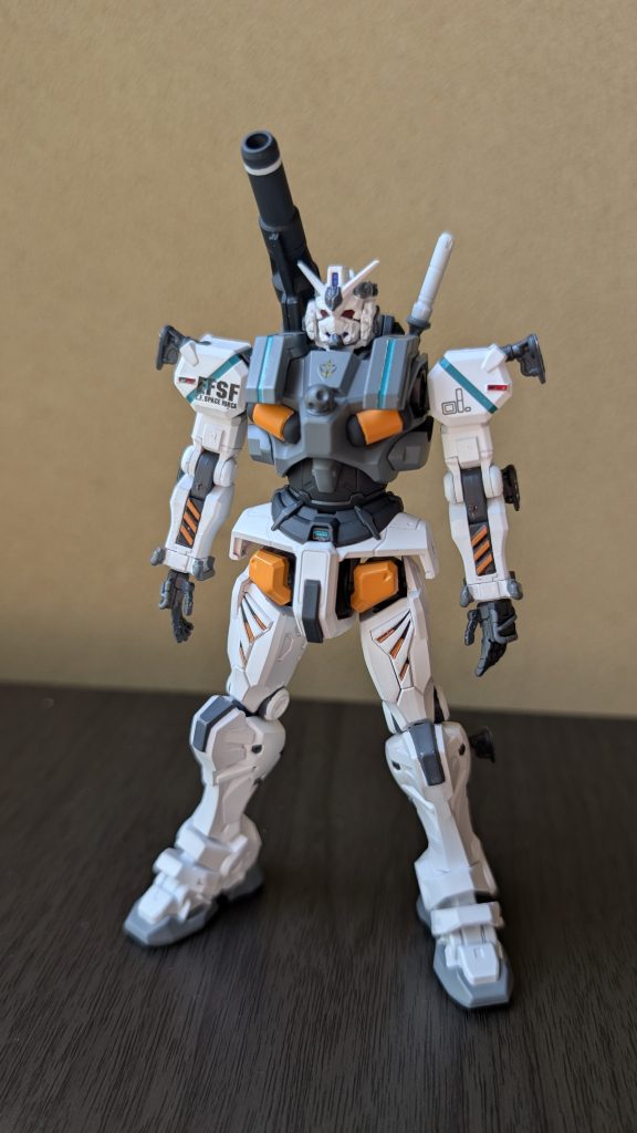 フロントビュー頭部は赤いガンダムから拝借ツインアイはレッド