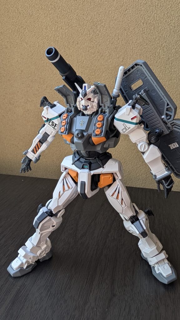 ヘビーガンダムと言えば胴体部左右のダクトという事でフルアーマーガンダムからミサイルベイを移植しました。