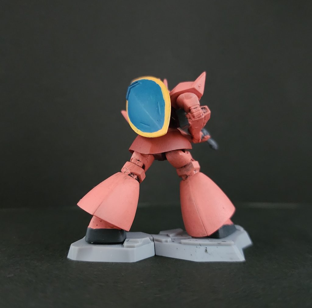 後ろから真っ赤なボディにシールドの黄色と青がいいバランスになります