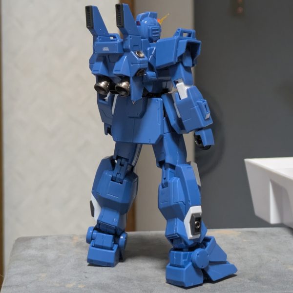 最初のトップコートが終わり、早速デカール貼り。機体色からCAUTIONデカール以外にパイロット設定の一部としてティターンズのエンブレムを使用。なお、この機体のパイロットは