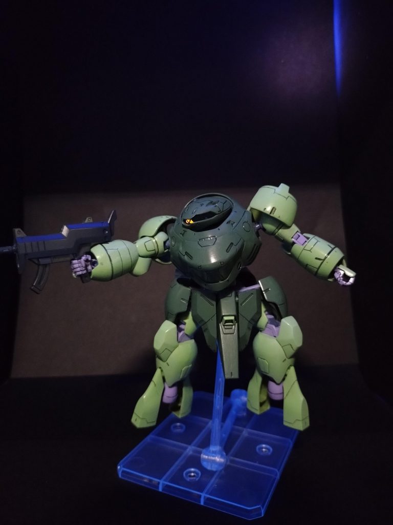 最後はブラックライト当てました目？のシールは三角をくり抜いてブラックライトに反応する塗料を塗りました✌️狙い通りに光ってくれて嬉しいです😄