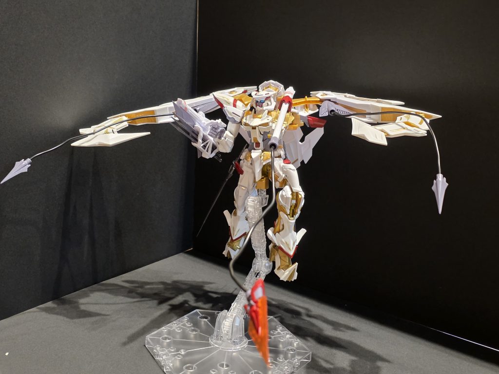 まじかっけぇ。神々しい。塗装について灰色のパーツにはガンメタを吹きました。右手の武器の槍の部分はライトガンメタ、腰の剣はガンメタです。全体にパールクリアを吹きました。Qのランナーのパーツにガンメタを吹いたところ何故か少し反って変形しました。元々やわらかかったからだと思います。特にABSでもないんですけどね。プロポーションはとてもいいですが、膝を曲げるとモモのパーツが落ちやすいのと、足首の可動域がほぼありません。足首の形が結構お気に入りです。