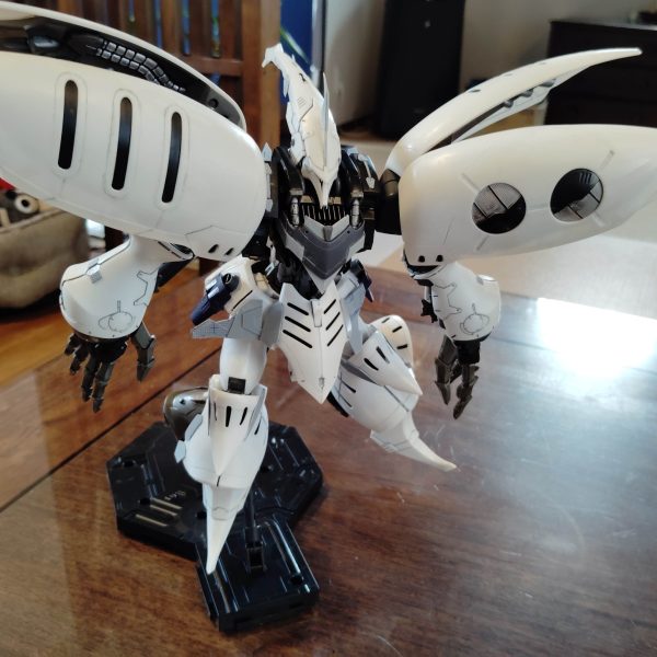 閲覧ありがとうございます!先日のキュベレイダムドの続きです!モチベーションを保つため、組み上げてみました大きいのでフレームに収まらないですが、これはカッコいいです!古くなっているのでポロリが多いです調整して、ちゃんとポーズを取れるようにしようと思います今日はここまでです（5枚目）