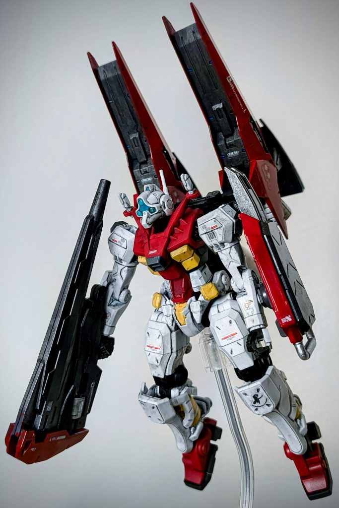 アクティブバインダーの代わりとして、テルティウムアームズを使用部分的に赤く塗装し、ウェザリングをしています元のゲルググウェルテクスの丸みのあるシルエットと差別化するために、全体的に角張った印象になるように製作しました