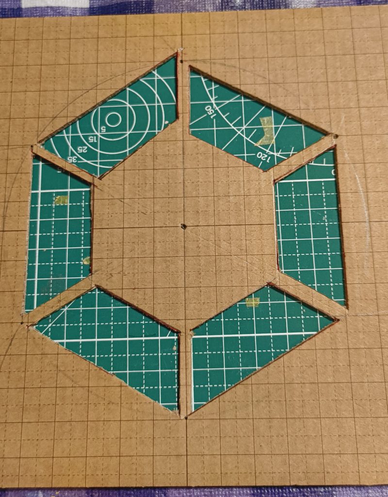 軍警ザクのマークが家紋に流用できそうに思ったので、採用。正六角形をもとに見様見真似で型を作り、それを使用しデザインシートを切り抜き切り抜いたものを黒いフェルトに貼りました