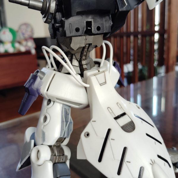 閲覧ありがとうございます！先日のキュベレイダムドの続きです！腰周り、肩バインダー内に配線コードでディテールアップしましたあと、腹部が短く感じたので2㍉延長してみました配線は白にしてみましたが、赤、黒も混ぜるとカッコいいかもしれないですね今日はここまでです（3枚目）