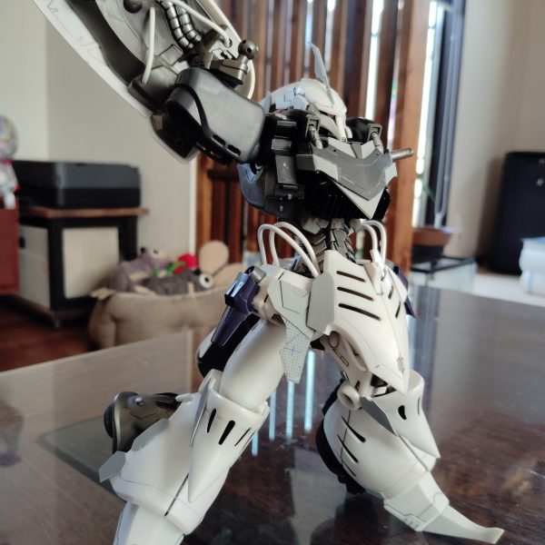 閲覧ありがとうございます！先日のキュベレイダムドの続きです！腰周り、肩バインダー内に配線コードでディテールアップしましたあと、腹部が短く感じたので2㍉延長してみました配線は白にしてみましたが、赤、黒も混ぜるとカッコいいかもしれないですね今日はここまでです（2枚目）