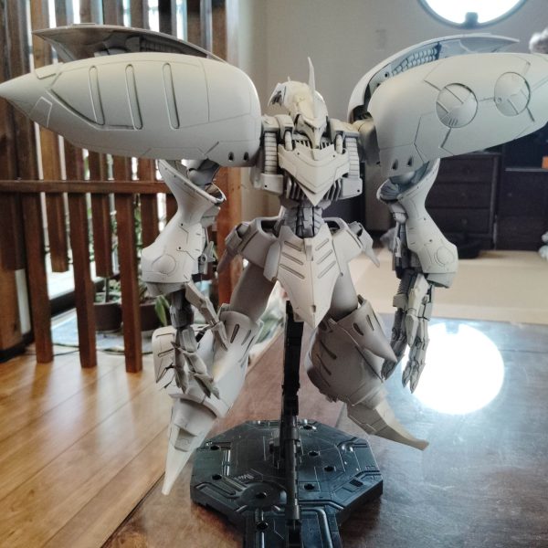 閲覧ありがとうございます！先日のキュベレイダムドの続きです！サフを吹いてみましたさすが大型キット！スプレー缶1.5本を使用しましたこれから傷と粗探しを始めますバックパックは思うところがあり、まだ付けていませんまだ、改造の余地がありそうだったので次回に回しますまだまだ直さなくてはならない所が多いと思いますが、サフ吹きした後ってカッコいいですよねあえて言いますこれで完成でもいいんじゃないかなぁ〜さて、次回よりもう少しバックパックの改造を行います（2枚目）
