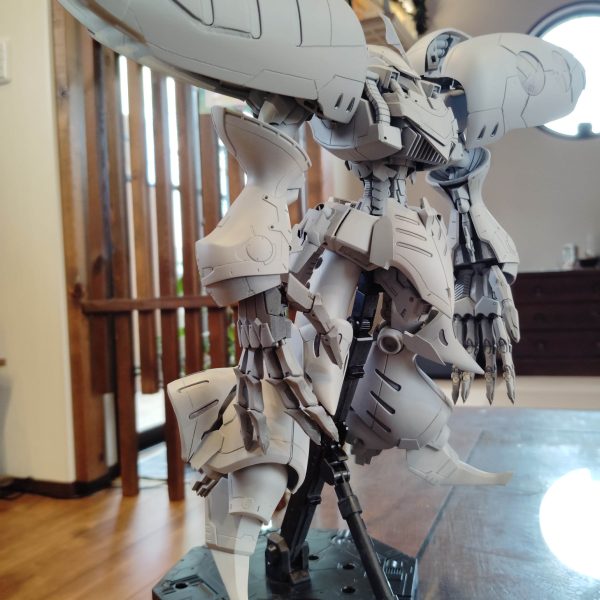 閲覧ありがとうございます！先日のキュベレイダムドの続きです！サフを吹いてみましたさすが大型キット！スプレー缶1.5本を使用しましたこれから傷と粗探しを始めますバックパックは思うところがあり、まだ付けていませんまだ、改造の余地がありそうだったので次回に回しますまだまだ直さなくてはならない所が多いと思いますが、サフ吹きした後ってカッコいいですよねあえて言いますこれで完成でもいいんじゃないかなぁ〜さて、次回よりもう少しバックパックの改造を行います（3枚目）