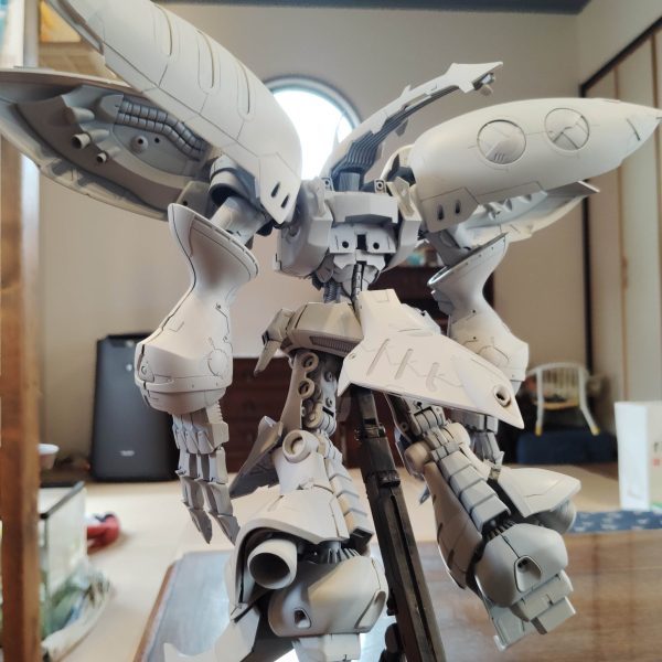 閲覧ありがとうございます！先日のキュベレイダムドの続きです！サフを吹いてみましたさすが大型キット！スプレー缶1.5本を使用しましたこれから傷と粗探しを始めますバックパックは思うところがあり、まだ付けていませんまだ、改造の余地がありそうだったので次回に回しますまだまだ直さなくてはならない所が多いと思いますが、サフ吹きした後ってカッコいいですよねあえて言いますこれで完成でもいいんじゃないかなぁ〜さて、次回よりもう少しバックパックの改造を行います（5枚目）