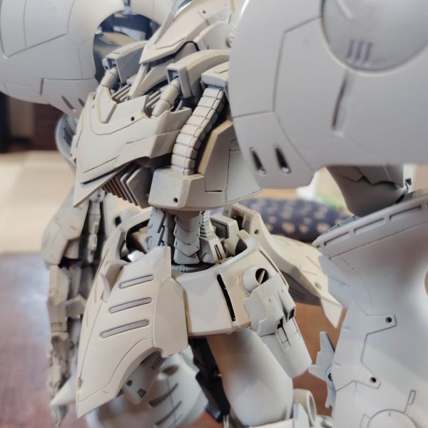 閲覧ありがとうございます！先日のキュベレイダムドの続きです！サフを吹いてみましたさすが大型キット！スプレー缶1.5本を使用しましたこれから傷と粗探しを始めますバックパックは思うところがあり、まだ付けていませんまだ、改造の余地がありそうだったので次回に回しますまだまだ直さなくてはならない所が多いと思いますが、サフ吹きした後ってカッコいいですよねあえて言いますこれで完成でもいいんじゃないかなぁ〜さて、次回よりもう少しバックパックの改造を行います（4枚目）