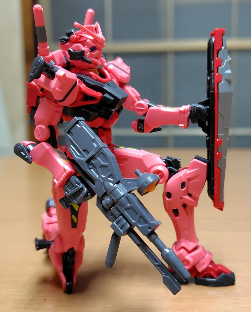 盾の裏面の柄を掴んで膝立ち。今までのガンプラと比べてしっくり来る。掴んだ盾は地面に届かないの残念。