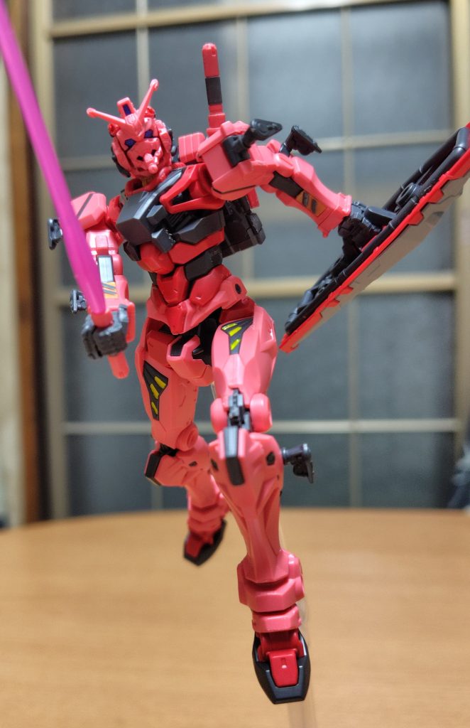 ビームサーベルはバックパックに2振り。今までと同梱してたサーベル刃より淡いピンクで成形。