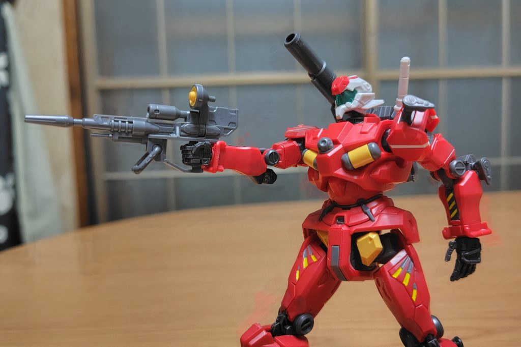 ビームライフルは赤いガンダムとは違うモデルで、スコープ可動は共通だが、フォアグリップ無く、銃身に直接手で保持するタイプ。