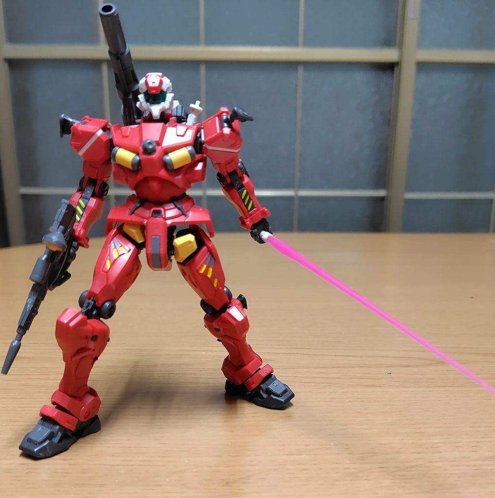 背中から右肩にビームキャノン、左側にサーベルとジムキャノン寄りの武装バリエーションである。