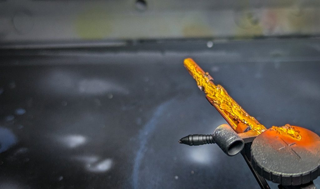 基本的にはベースの色を塗った後に白を塗り、徐々に色をのせた後に暗めの同系色でドライブラシ。1番明るくしたいところは白に近い色を 使い、光が多く反射するようにしてい ます。マシンガンのダメージはサンボルのザク視点のシーンを参考にしています。