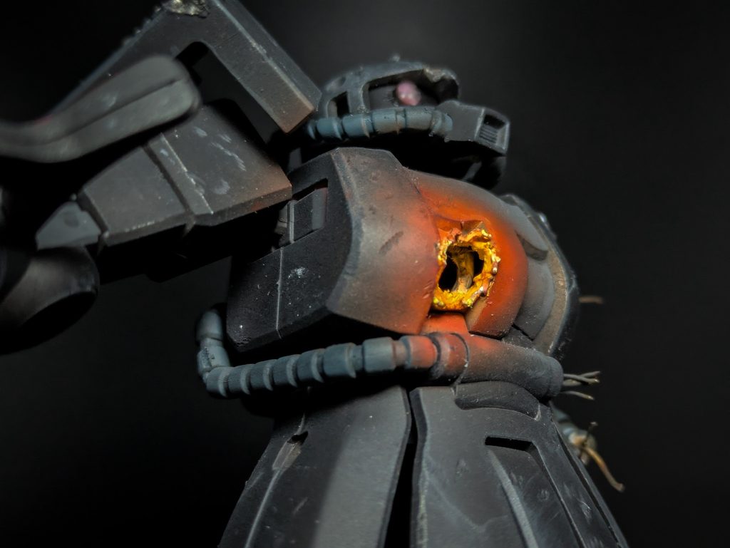 ベースとしては部屋に転がってたUNIQLOザクを使用し、いつも通りニッパー・リューター・はんだごて・線香でダメージ加工を行っています。機体色は溶けている部分が映えるように暗めにしています。