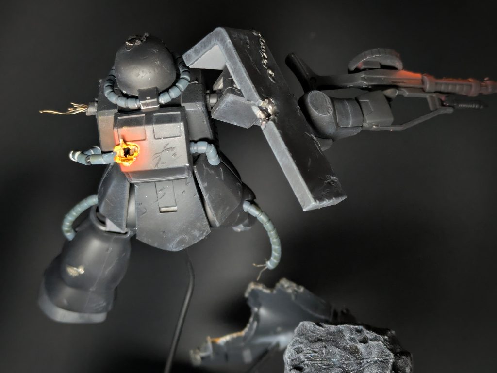 別角度から。胸のダメージはビームライフルで撃ち抜かれた設定なので背中まで貫通させています。台座や岩はいつも通り100均素材です。こんな感じの塗装の解説は海外のウォーハンマーモデラーさんのが分かりやすかったのでオススメです。