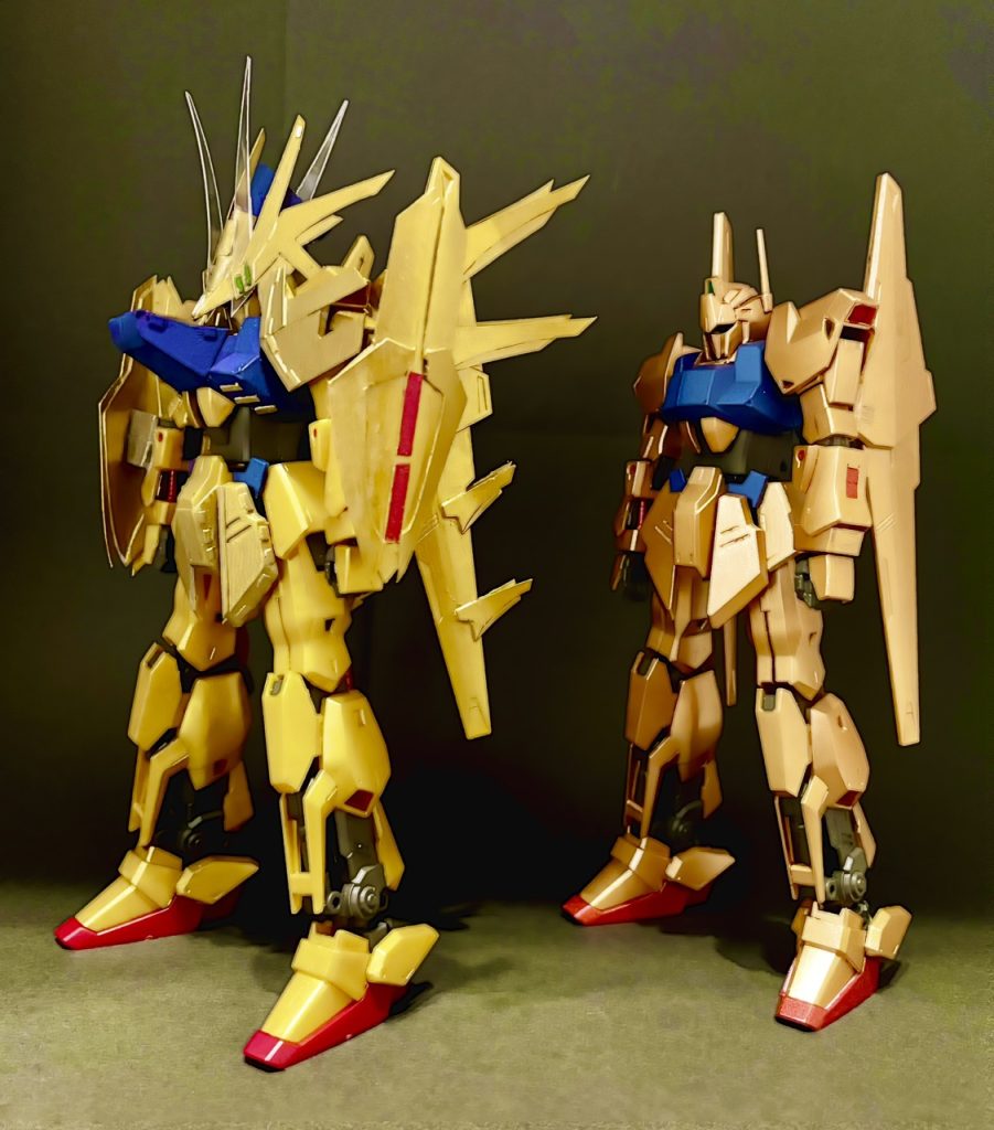 頭部の透明プラ板をハサミで切ると曇ってしまい苦労しましたが、アクリルカッターでスジを入れてからナイフで切ったところ曇ることがなく綺麗に切り取れました。HG百式と比べて。右が今年の1月、40数年ぶりに筆塗りをした百式です。FSSカラーコレクション KOGカッパーで塗りました。