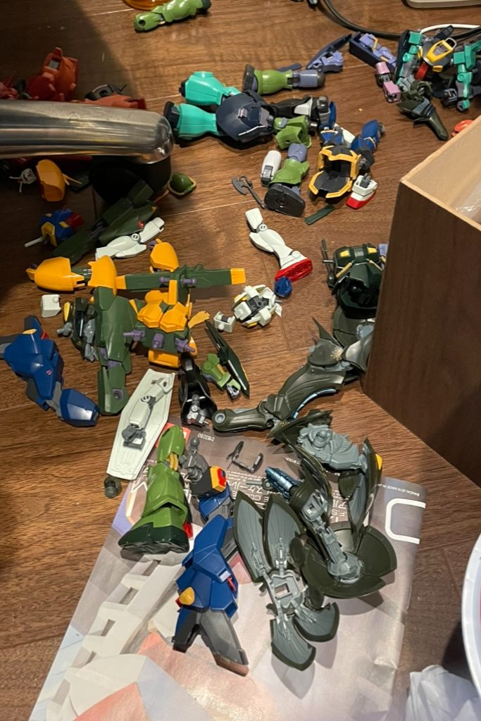 以前、飾っているガンダムを子供に「ガッチャンコ」されたので・・(ATOLL全損ボキボキ😭)