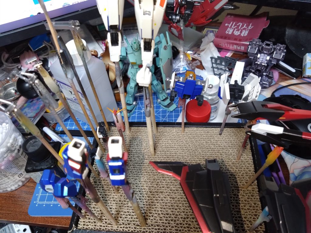 トップコート前の状況です、バックパックの赤線の塗り分け大変でした。