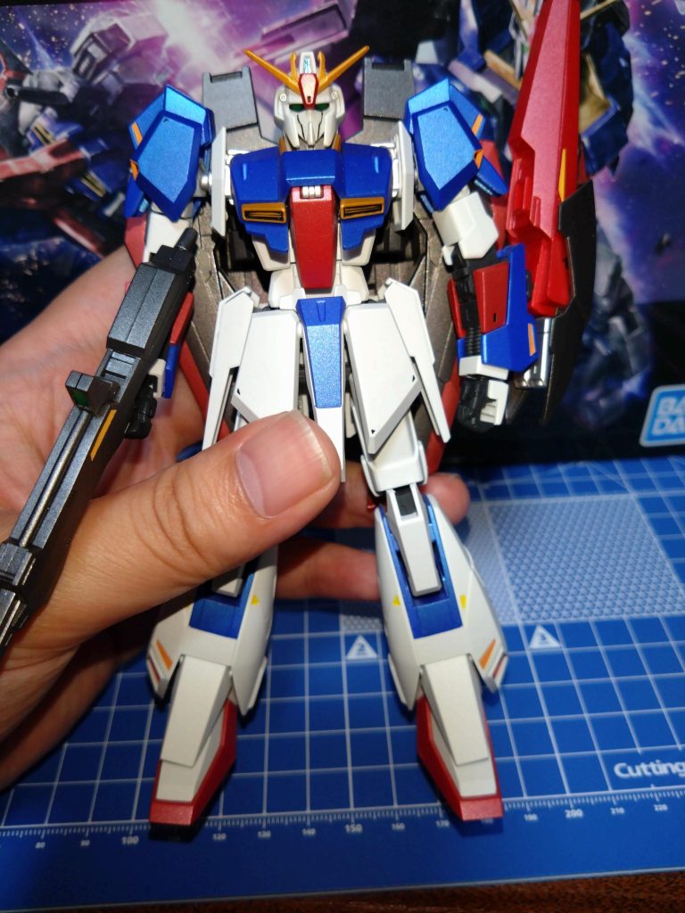 手乗りゼータ、線の細さながらバックパックも含めるとそれなりのボリュームです。