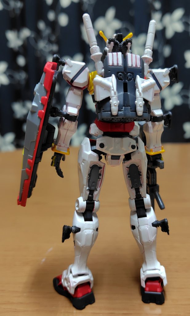 背面バックパックはグランプリホワイトを主体に塗装。大腿裏側のパーツディテールは一体成形だが、軽キャノンと同じ様に駆動パーツであるかの様に灰色に塗装。