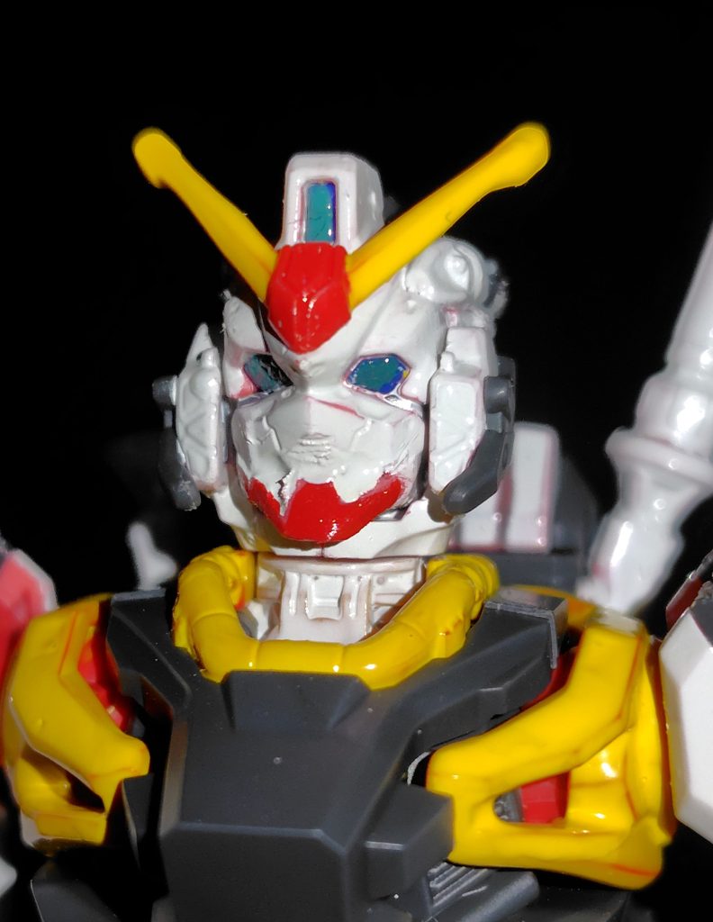 フェイスは出来るだけ王道のガンダムフェイスに近づけようとツインアンテナを黄色に額を赤。カメラとセンサーを緑。特徴的な顎の突起は切除して一部を赤に塗装して近づけた。