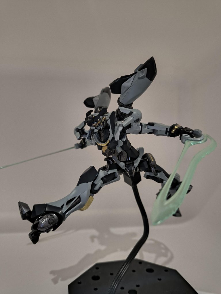 軍警ザクもですが関節が動く動く　動きすぎてポーズがどうしていいかわからない