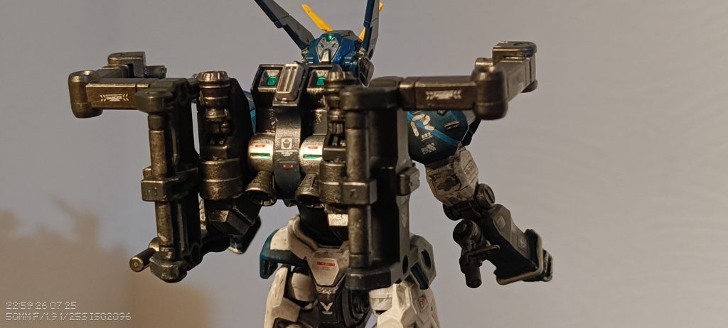 特殊兵装　ウエポンハンガー様々な武器を携帯するためのバックパック。ガンダムシュバルゼッテのバックパックをベースに製作合わせてフルアーマーガンダムを参考にしたアームを取り付けているため、隠し腕として使えます 