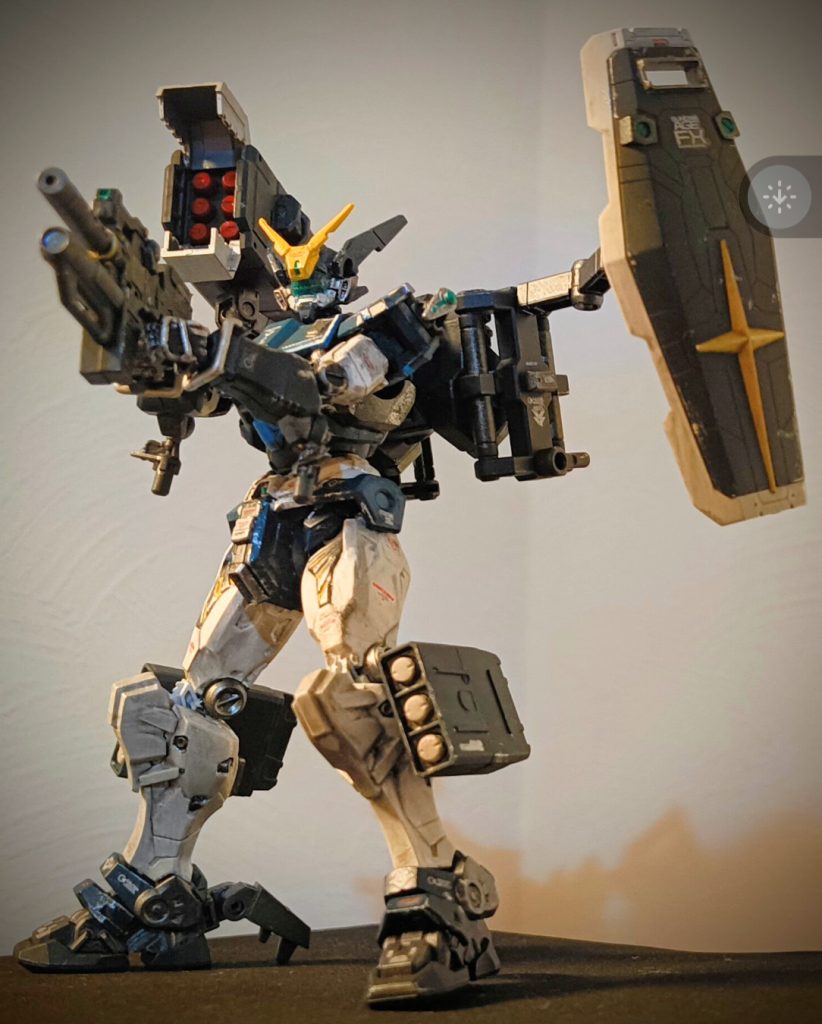 アームにシールドとミサイル装備かかとにアウトリガー的なものを装着している為、安定感があり倒れることがありません。今回はスタンドを使わず撮影できました。