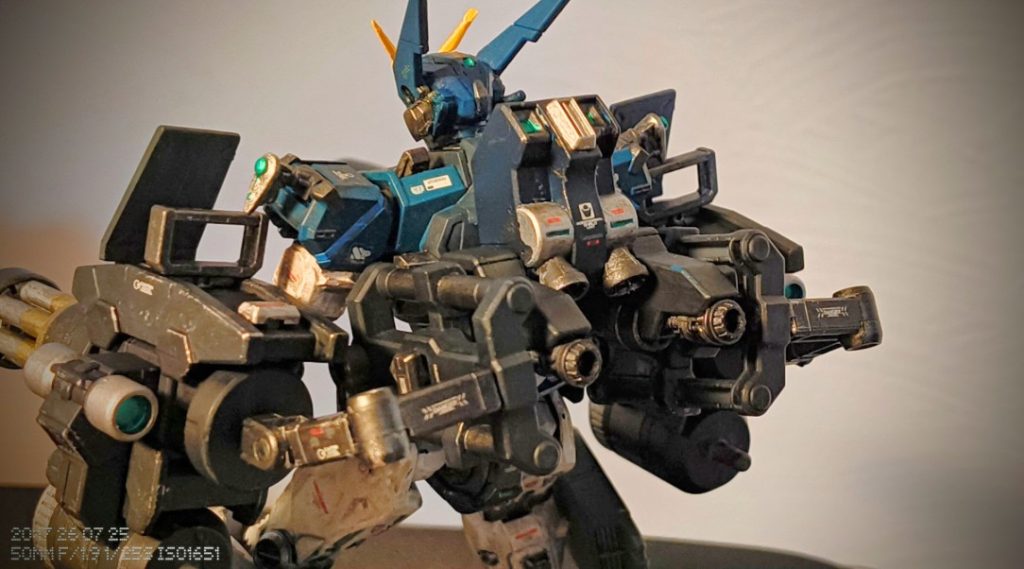 ガトリング装備バックパックを稼働させ、アームをガトリングに装着することで装備状態にこちらはナラティブB２装備を参考にしました。バックパックと繋げているので、保持力抜群