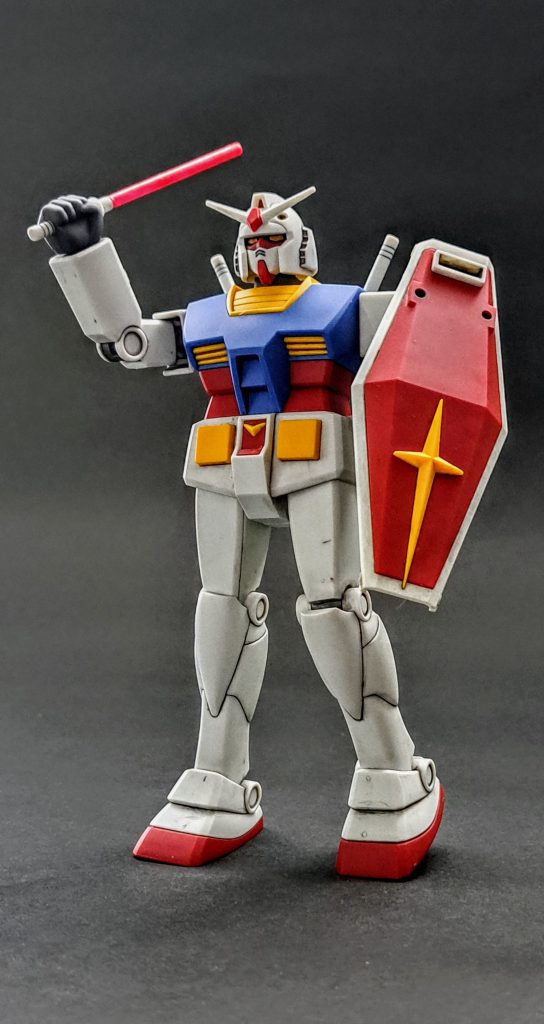 300円ガンダムのおなじみのポーズ。