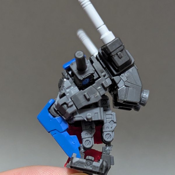 RGガンダムをいじいじしてます。背骨に使われてるパーツを、腹の中にもう1個増設しました。これでコアファイターは中に入りませんが、正規品よりは自然に前屈できるようになっているはずです。（2枚目）