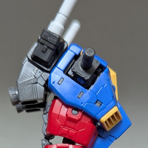 RGガンダムをいじいじしてます。背骨に使われてるパーツを、腹の中にもう1個増設しました。これでコアファイターは中に入りませんが、正規品よりは自然に前屈できるようになっているはずです。（3枚目）