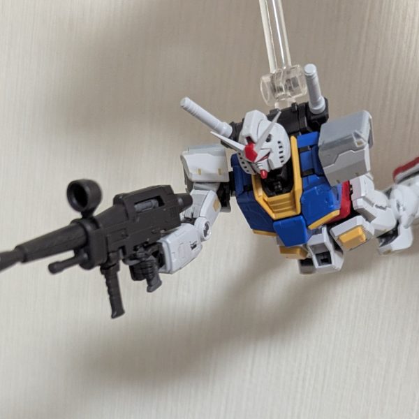 RGガンダムをいじいじしてます。背骨に使われてるパーツを、腹の中にもう1個増設しました。これでコアファイターは中に入りませんが、正規品よりは自然に前屈できるようになっているはずです。（5枚目）