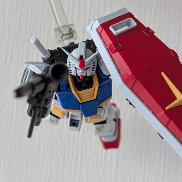 RGガンダムをいじいじしてます。背骨に使われてるパーツを、腹の中にもう1個増設しました。これでコアファイターは中に入りませんが、正規品よりは自然に前屈できるようになっているはずです。（4枚目）