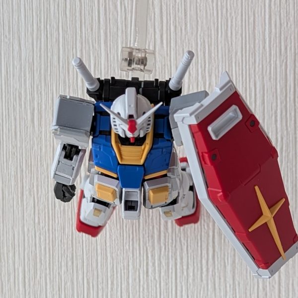RGガンダムをいじいじしてます。背骨に使われてるパーツを、腹の中にもう1個増設しました。これでコアファイターは中に入りませんが、正規品よりは自然に前屈できるようになっているはずです。（6枚目）