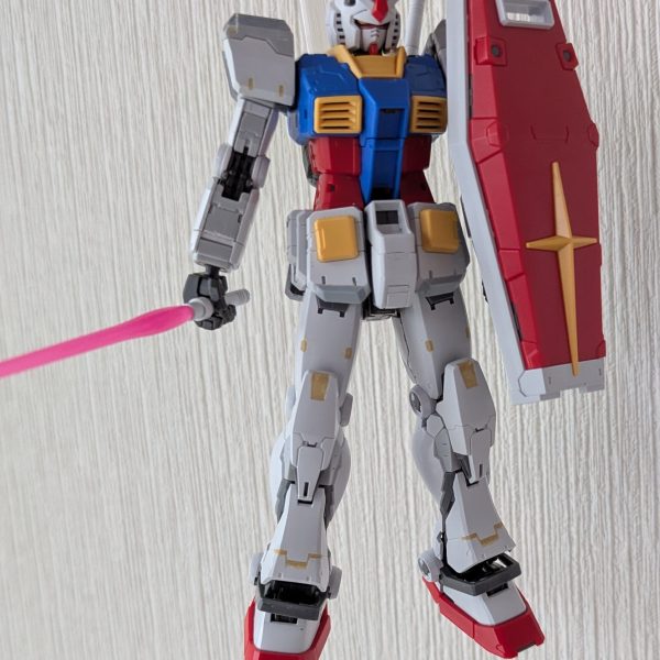 RGガンダムをいじいじしてます。背骨に使われてるパーツを、腹の中にもう1個増設しました。これでコアファイターは中に入りませんが、正規品よりは自然に前屈できるようになっているはずです。（7枚目）