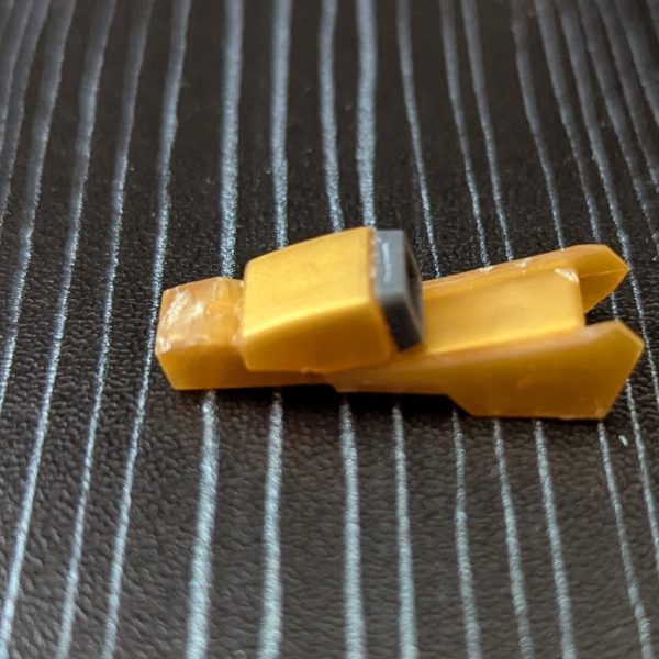 ふくらはぎのダクトを追加。キット付属の手の甲と市販のダクトパーツで製作しました。バックパックは、リガズィっぽくしたかったのでZガンダムのテールスタビライザーを短く切り詰めて、百式のバックパックと合わせました。ビームライフルはクレイバズーカと合わせて製作し、ちょびっとだけゴツい見た目にしました。（4枚目）