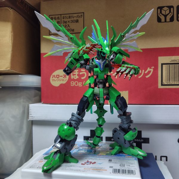 寄せ集めのドラゴンにある程度色を付けてあげました。メインカラーはメカグリーンになります。※ガンマカではなくDSPIAEの水性マーカーを使用しています。いい感じにドラゴンっぽく見えるようになれたのではないでしょうか？ゲイレールやグレイズボディを使ってるから何か追加武装を付けてやりたいところですが、何か良いのありませんかね？※現状のままでは爪と火炎放射くらいしか武装がないです。（4枚目）
