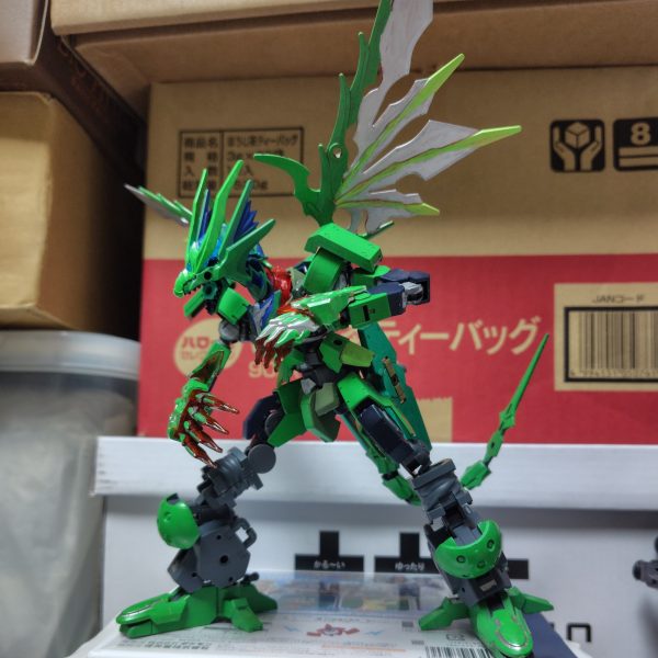 寄せ集めのドラゴンにある程度色を付けてあげました。メインカラーはメカグリーンになります。※ガンマカではなくDSPIAEの水性マーカーを使用しています。いい感じにドラゴンっぽく見えるようになれたのではないでしょうか？ゲイレールやグレイズボディを使ってるから何か追加武装を付けてやりたいところですが、何か良いのありませんかね？※現状のままでは爪と火炎放射くらいしか武装がないです。（2枚目）