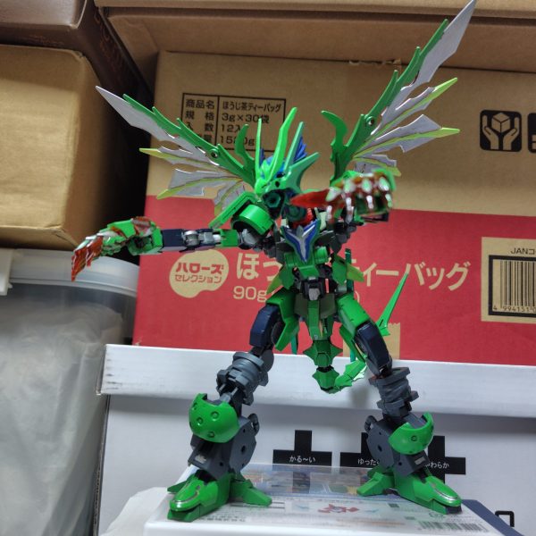 寄せ集めのドラゴンにある程度色を付けてあげました。メインカラーはメカグリーンになります。※ガンマカではなくDSPIAEの水性マーカーを使用しています。いい感じにドラゴンっぽく見えるようになれたのではないでしょうか？ゲイレールやグレイズボディを使ってるから何か追加武装を付けてやりたいところですが、何か良いのありませんかね？※現状のままでは爪と火炎放射くらいしか武装がないです。（6枚目）