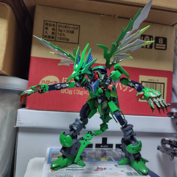 寄せ集めのドラゴンにある程度色を付けてあげました。メインカラーはメカグリーンになります。※ガンマカではなくDSPIAEの水性マーカーを使用しています。いい感じにドラゴンっぽく見えるようになれたのではないでしょうか？ゲイレールやグレイズボディを使ってるから何か追加武装を付けてやりたいところですが、何か良いのありませんかね？※現状のままでは爪と火炎放射くらいしか武装がないです。（5枚目）