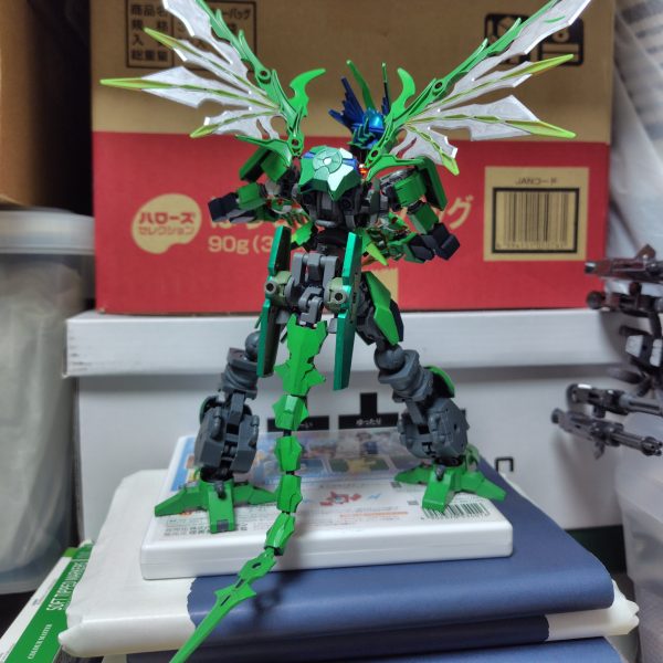寄せ集めのドラゴンにある程度色を付けてあげました。メインカラーはメカグリーンになります。※ガンマカではなくDSPIAEの水性マーカーを使用しています。いい感じにドラゴンっぽく見えるようになれたのではないでしょうか？ゲイレールやグレイズボディを使ってるから何か追加武装を付けてやりたいところですが、何か良いのありませんかね？※現状のままでは爪と火炎放射くらいしか武装がないです。（3枚目）