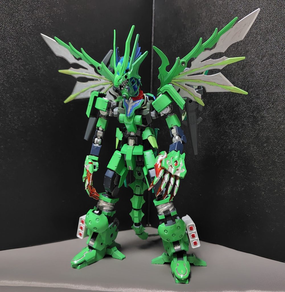 使用ガンプラやパーツは以下の通り・頭部や首元はシャイン（ダーク）グラスパードラゴン・胴体はゲイレールをメインに腹部から腰部にグレイズのを追加する事で、胴体の延長を施す。・腕の延長としてゲイレールの腕にグレイズのパーツを一部増設。・手元は悟空インパルスの大型クローを装着・脚部に30MMのパーツを移植して延長し、ついでにミサイルポッドも追加。・ゲイレールのバックパックにSDドラゴンの翼の接続部を移植する事で、翼パーツを付けれるようにする。