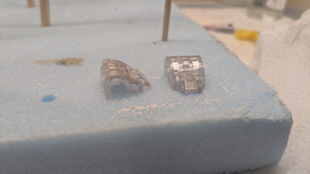 クリアー外装の表側から見ると、中のディテールが透けて良い感じ✨なんですが…層を重ねると残念なことに🥲